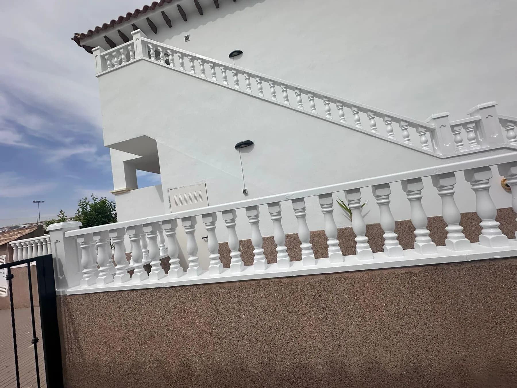 Fachada y balaustrada · esmalte blanco