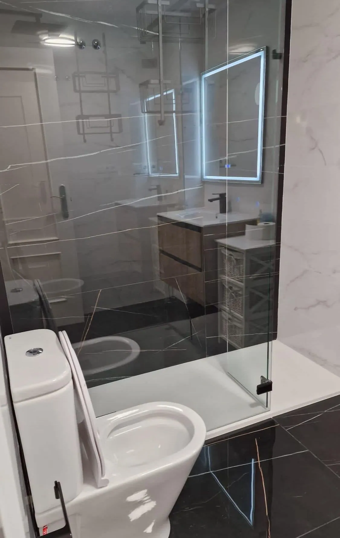 Baño en porcelánico mármol · reforma completa