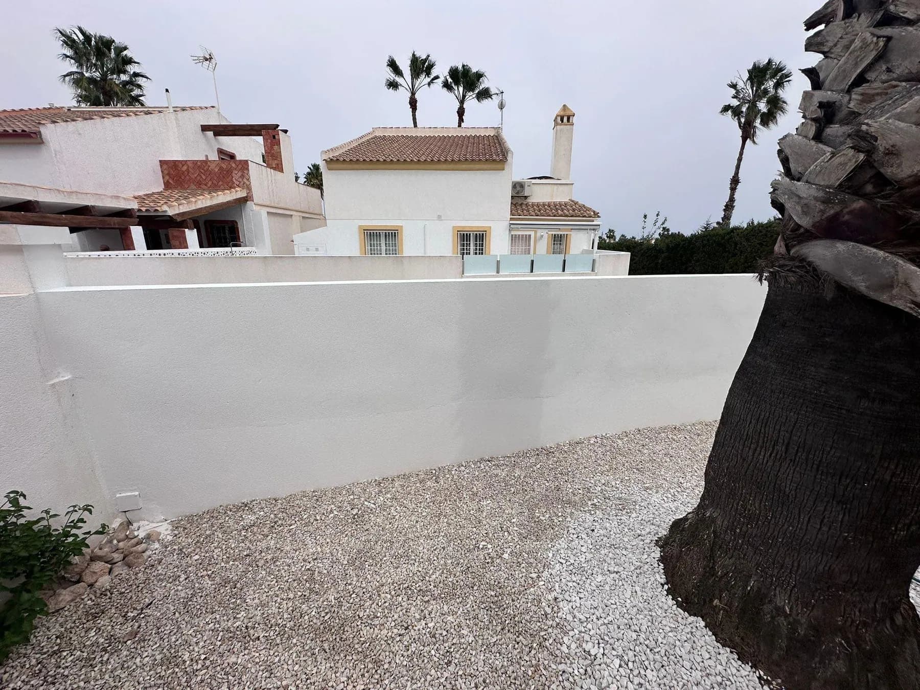 Muro exterior · pintura impermeable blanca