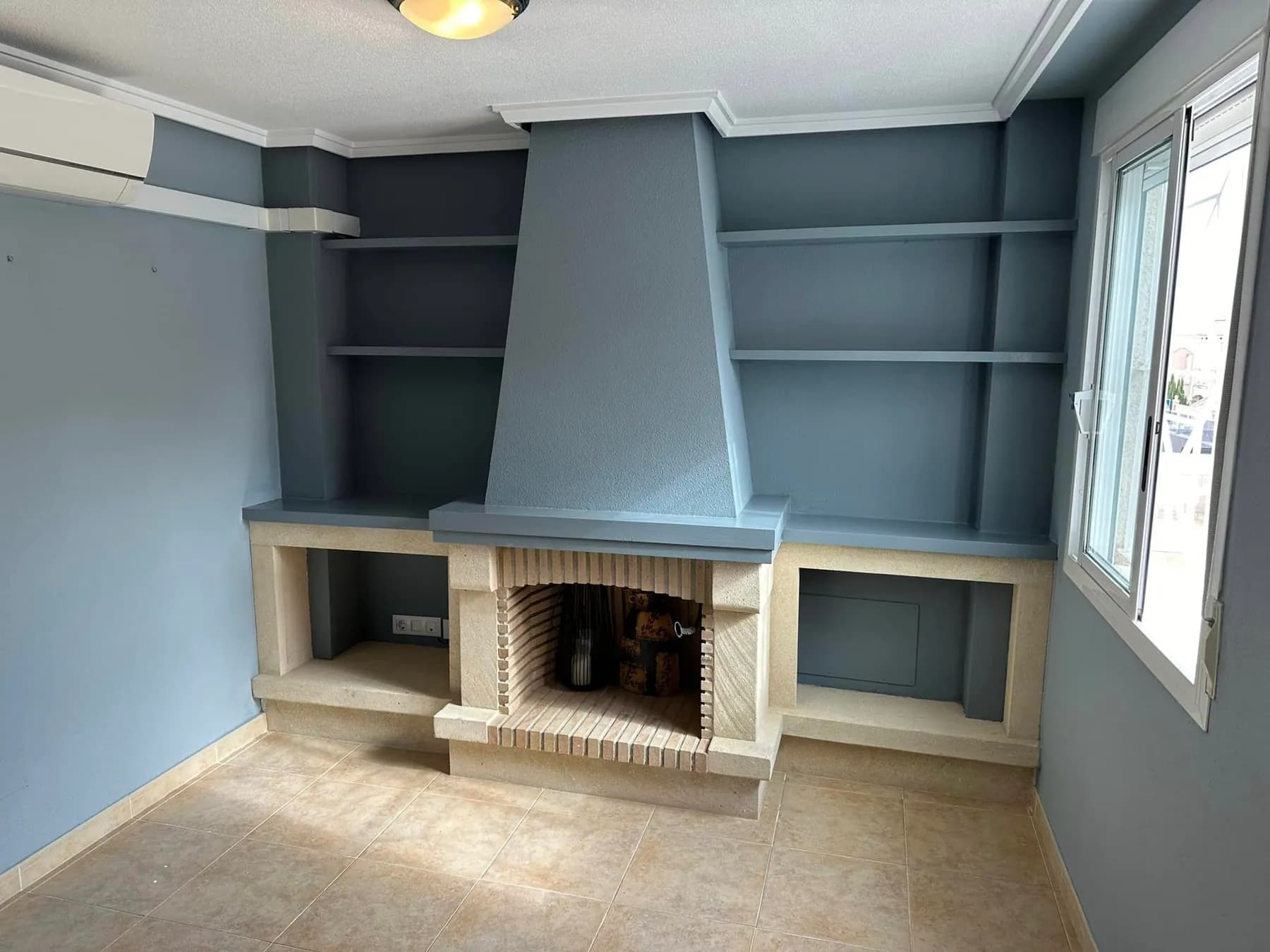 Salón con chimenea · pintura en azul pizarra
