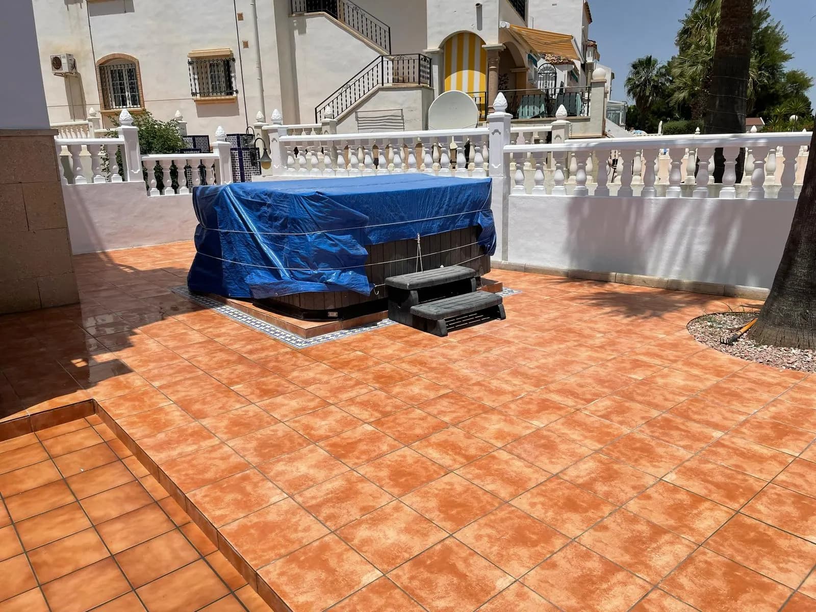 Terraza con jacuzzi · solado y muros