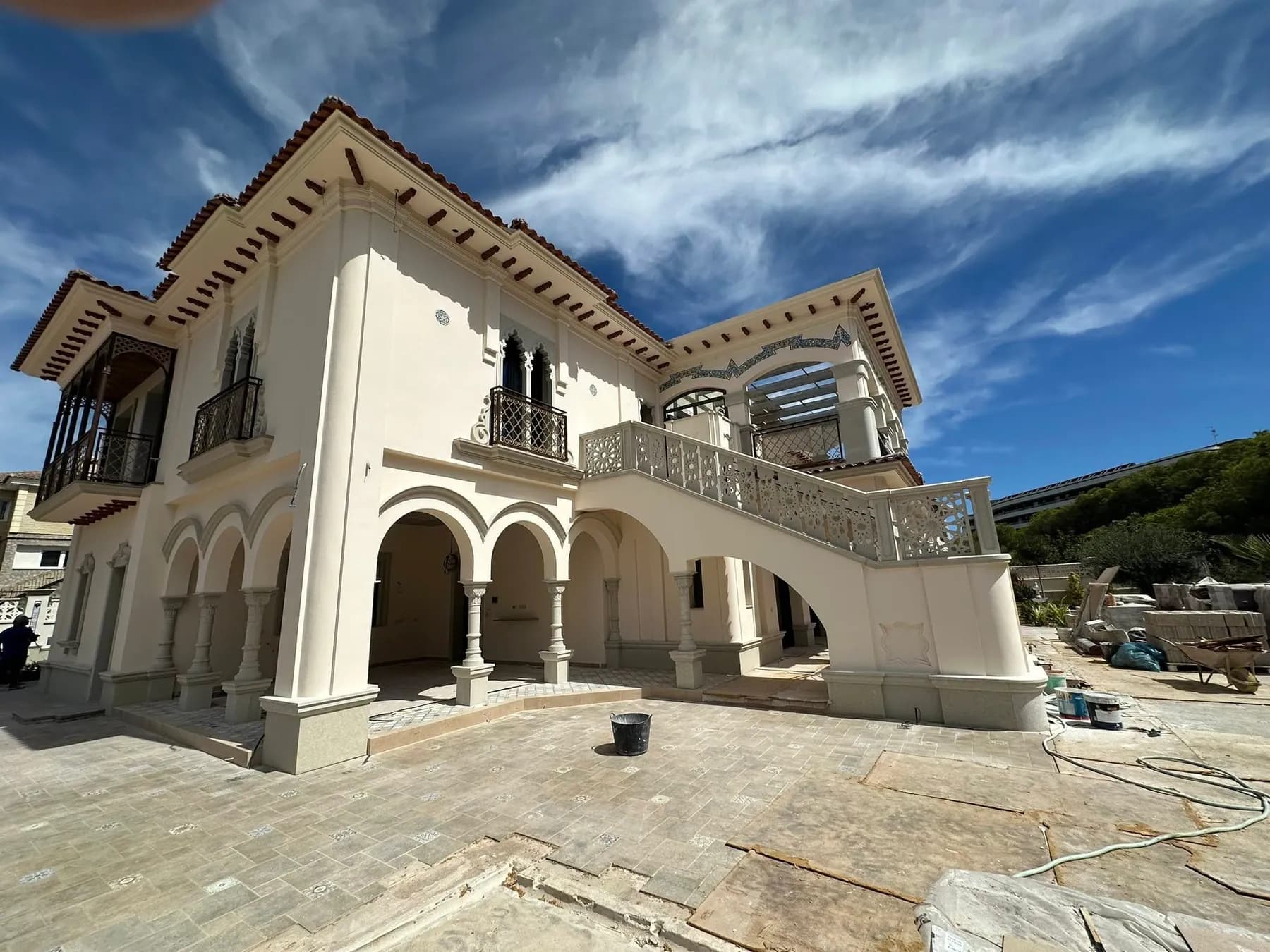 La misma villa desde el patio · molduras y arcos a mano